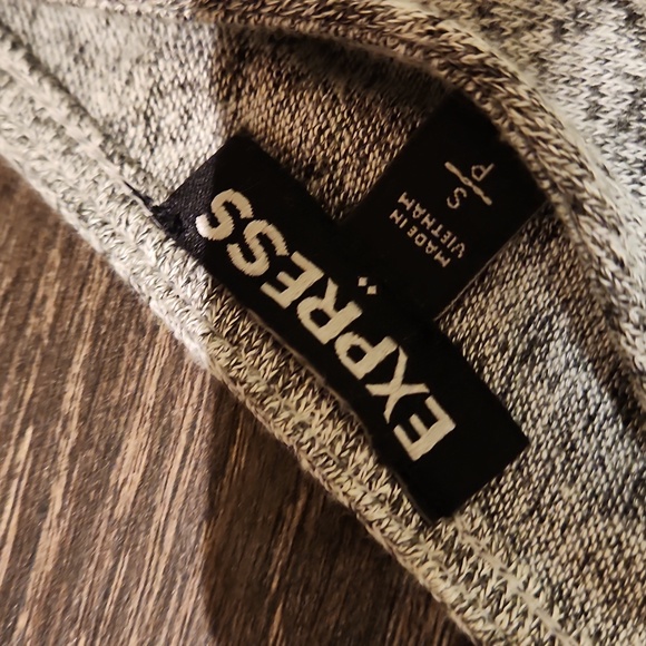 Express Gray Sleeveless Romper - Picture 4 of 7